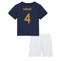 Camisa de time de futebol França Raphael Varane #4 Replicas 1º Equipamento Infantil Mundo 2022 Manga Curta (+ Calças curtas)